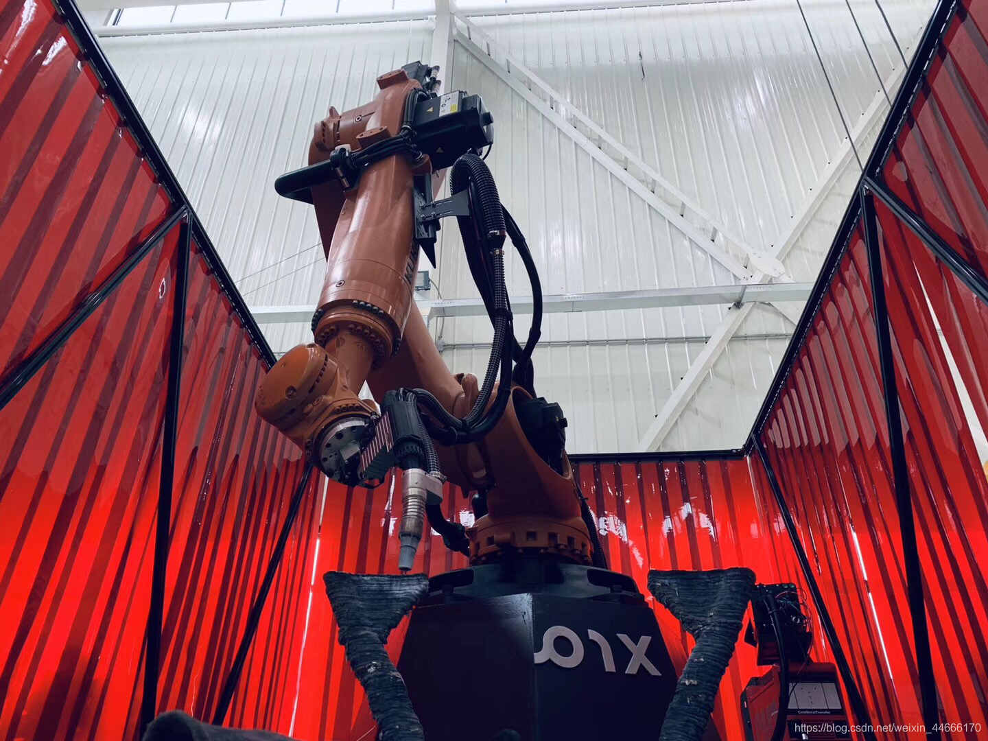 PIX数字工厂中的金属3D打印设备正在打印底盘